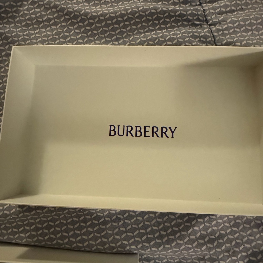 Burberry Green Sunglasses - Picture 10 of 12